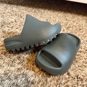 Yeezy slides 8c